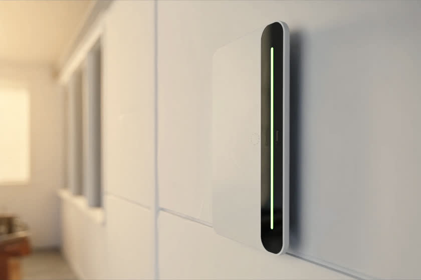 Batterie résidentielle murale installée dans un garage lumineux